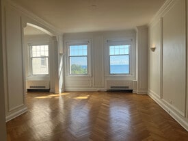 925 E Wells St in Milwaukee, WI - Building Photo