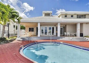2880 N Oakland Forest Dr, Unit 311 in Oakland Park, FL - Building Photo - Building Photo