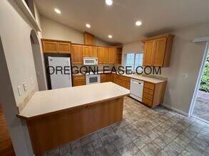 4742 Honeycomb Dr in Eugene, OR - Building Photo - Building Photo