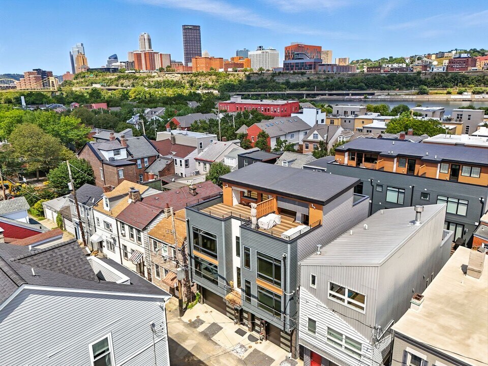 1817 Fox Wy in Pittsburgh, PA - Building Photo