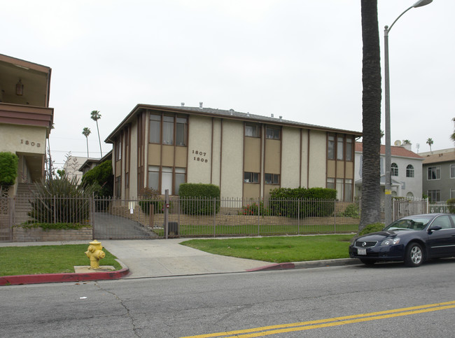 1807 Winona Blvd in Los Angeles, CA - Building Photo - Building Photo