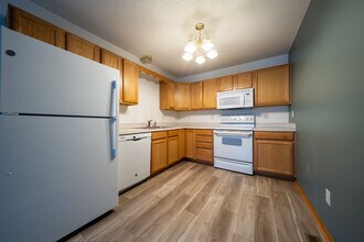 1555 County Rd D E in Maplewood, MN - Building Photo - Building Photo