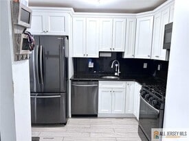 532 Cricket Ln in Woodbridge Township, NJ - Building Photo