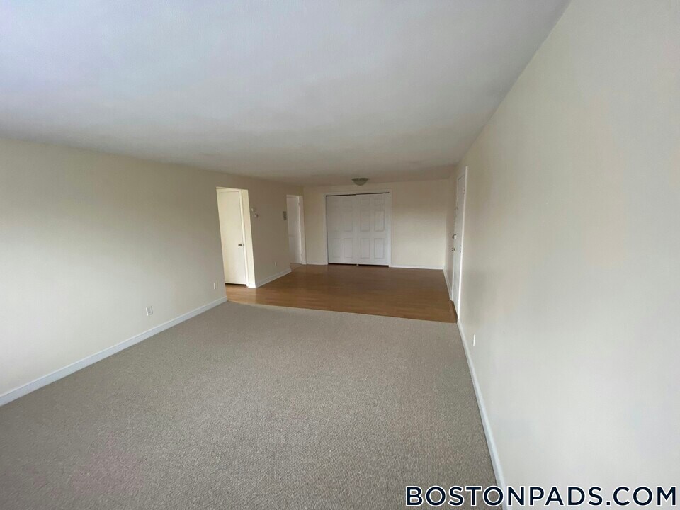 10 Totman Dr in Woburn, MA - Building Photo
