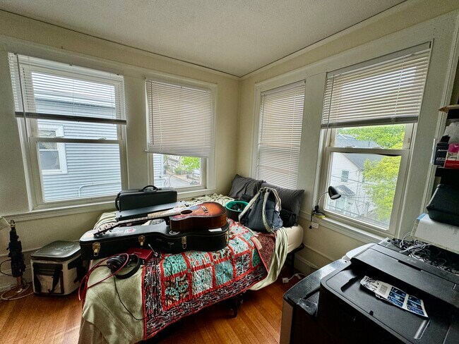 58 Brock St, Unit 3 in Boston, MA - Foto de edificio - Building Photo