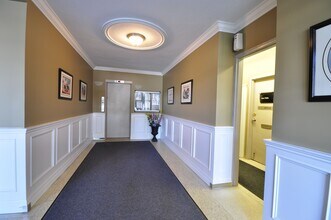 392 Pine Ave in Oakville, ON - Building Photo - Building Photo