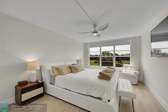 555 Oaks Ln in Pompano Beach, FL - Building Photo - Building Photo