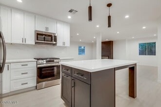 13906 Sylvan St in Los Angeles, CA - Building Photo - Building Photo