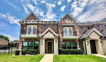 300 Brothers Blvd in Red Oak, TX - Building Photo - Building Photo