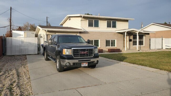 1478 W Teakwood Dr in Taylorsville, UT - Building Photo - Building Photo