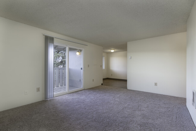 Rolling Hills Apartments in Tualatin, OR - Building Photo - Interior Photo