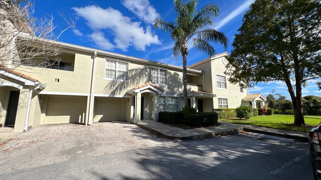 134 SW Peacock Blvd-Unit -18-205 in Port St. Lucie, FL - Foto de edificio