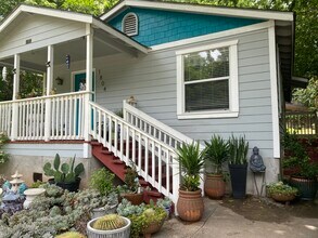 1804 Holly St in Austin, TX - Building Photo - Building Photo