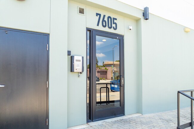 Louise Villas at Northridge, LLC in Northridge, CA - Foto de edificio - Building Photo