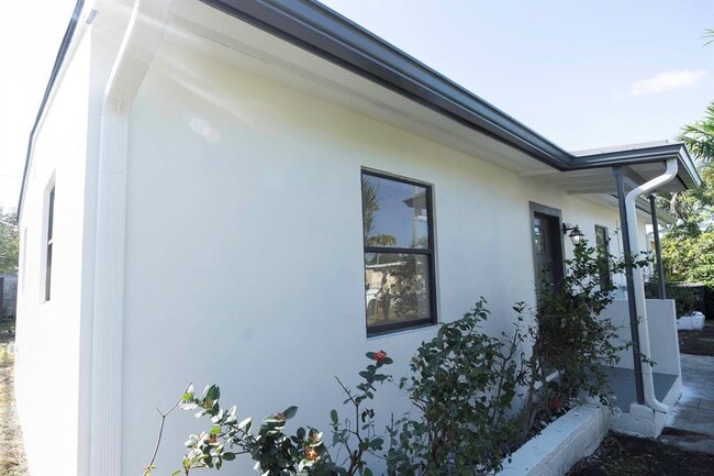 924 NW 11th Ct in Fort Lauderdale, FL - Building Photo - Building Photo