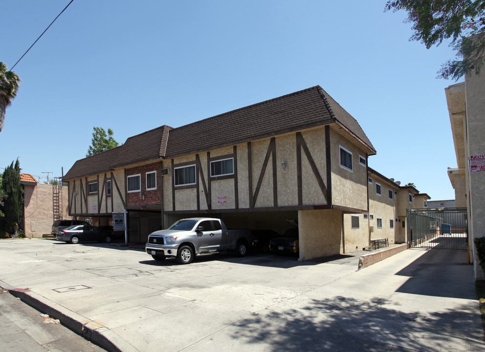 16214 Vanowen St in Van Nuys, CA - Building Photo