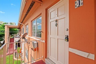 3571 SW 10th St in Miami, FL - Building Photo - Building Photo