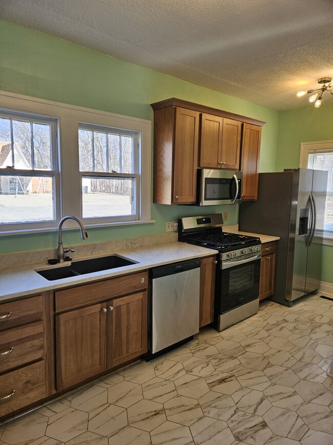 2234 S Main St in Burlington, IA - Building Photo - Building Photo