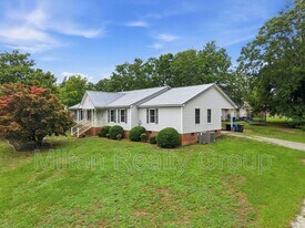 210 W Old Rd in Lillington, NC - Building Photo