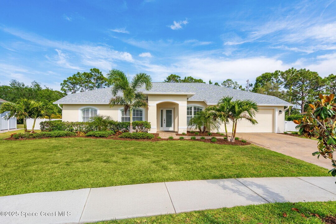 2051 Thornwood Dr SE in Palm Bay, FL - Foto de edificio