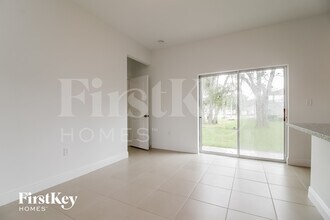 653 Parakeet Ct in Poinciana, FL - Foto de edificio - Building Photo