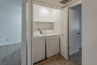 Moria Garden Apartments in Woodland, CA - Building Photo - Interior Photo