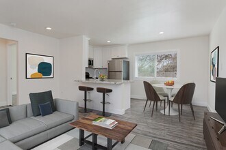Palm Court Apartments in San Jose, CA - Foto de edificio - Building Photo