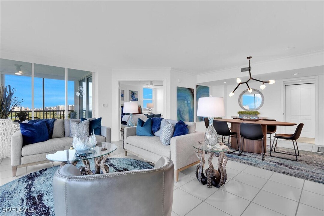 6101 Pelican Bay Blvd in Naples, FL - Building Photo