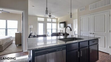 715 W Slaughter Ln, Unit 433 in Austin, TX - Building Photo - Building Photo