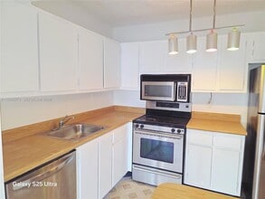 20130 NE 3rd Ct, Unit 6 in Miami, FL - Building Photo - Building Photo