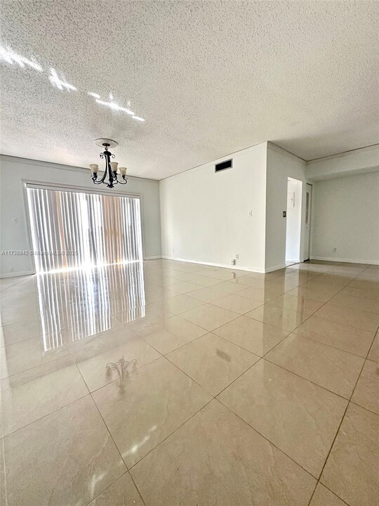 2700 Riverside Dr in Coral Springs, FL - Building Photo