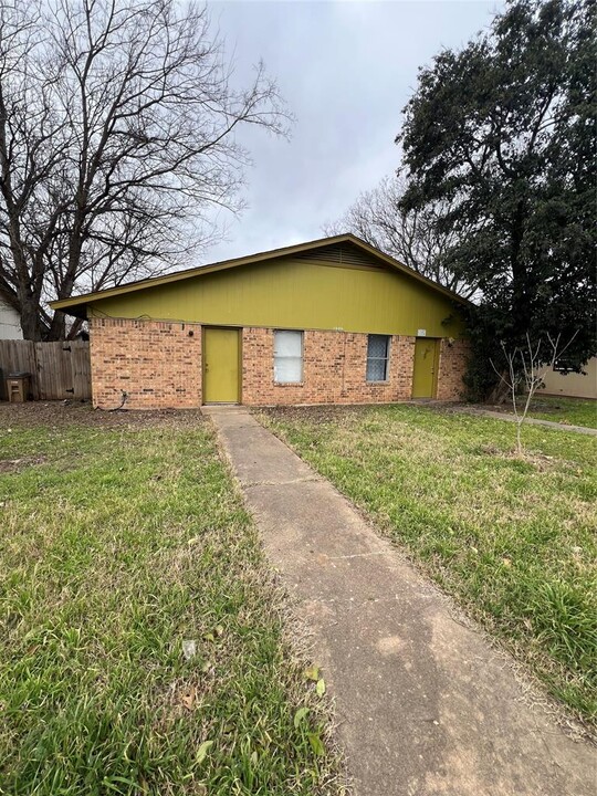 1909 E Stassney Ln in Austin, TX - Foto de edificio