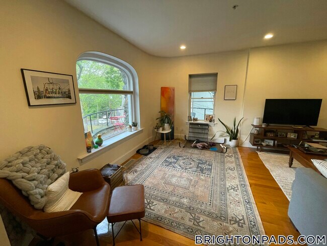 10 Selkirk Rd in Boston, MA - Building Photo - Building Photo