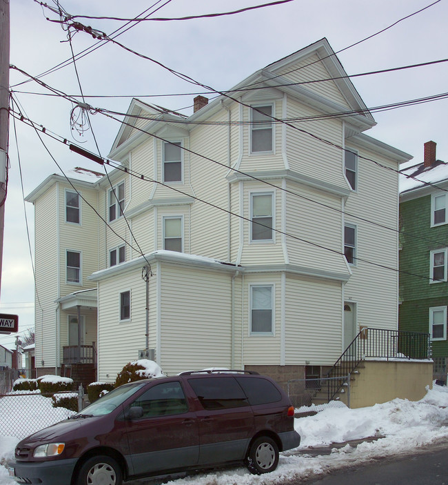 147 17th St in Fall River, MA - Foto de edificio - Building Photo