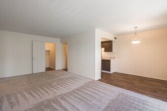 Knottingham Apartments in Clinton Township, MI - Foto de edificio - Building Photo
