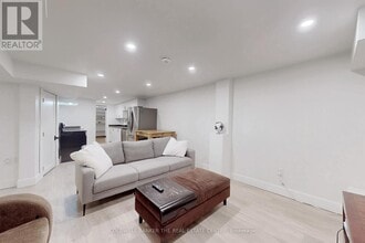 32 Hollingshead Dr in Aurora, ON - Building Photo - Building Photo