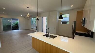 2585 SE 13th Ave in Portland, OR - Building Photo - Building Photo