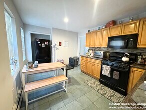 56 Crescent Ave, Unit #1 in Boston, MA - Foto de edificio - Building Photo