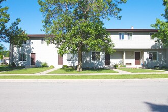 Diane Manor Apartments in Chilton, WI - Foto de edificio - Building Photo