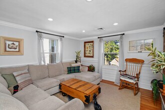 24 Gill Rd, Unit Apartment 4 in Waltham, MA - Building Photo - Building Photo