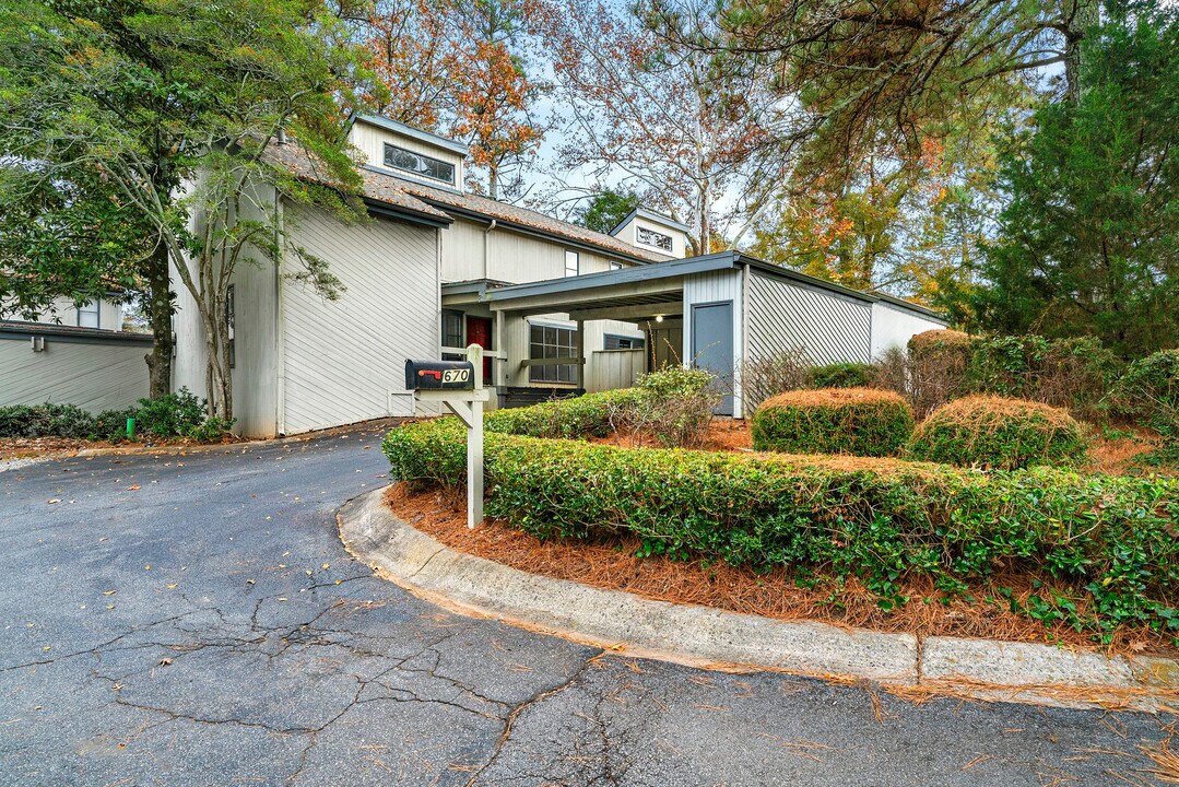 670 Highland Ct in Marietta, GA - Building Photo