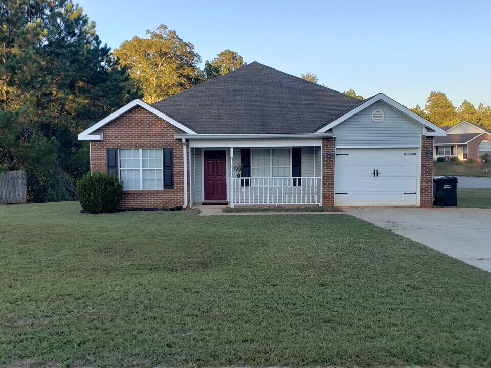 214 Sunflower Dr in Bonaire, GA - Building Photo