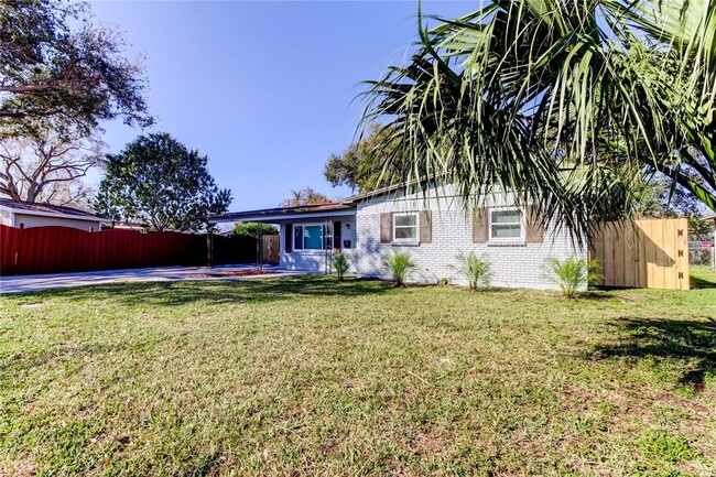 5806 Cresthill Dr in Tampa, FL - Building Photo - Building Photo