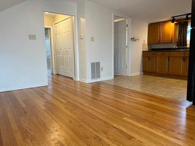 26 Patricia Ln, Unit B