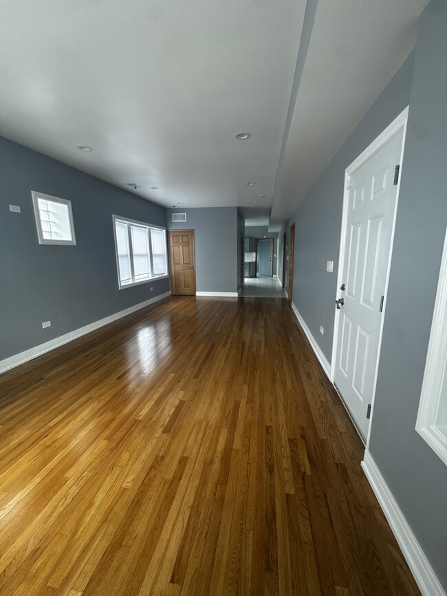 5124 W Henderson St, Unit 2 in Chicago, IL - Building Photo - Building Photo