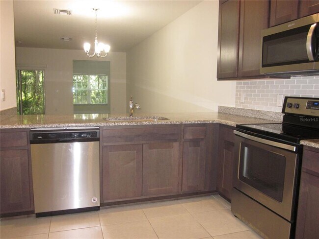 1115 Hillhurst Dr in Wesley Chapel, FL - Foto de edificio - Building Photo