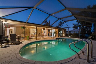 7423 Dickens Dr in Sarasota, FL - Foto de edificio - Building Photo