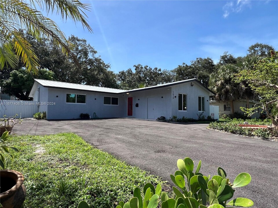 1616 NE 143rd St in North Miami, FL - Building Photo