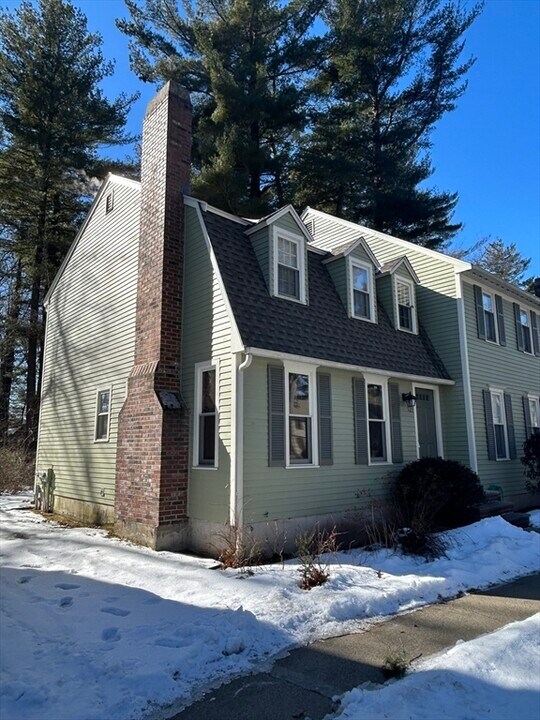 521 Wellman Ave in Chelmsford, MA - Building Photo