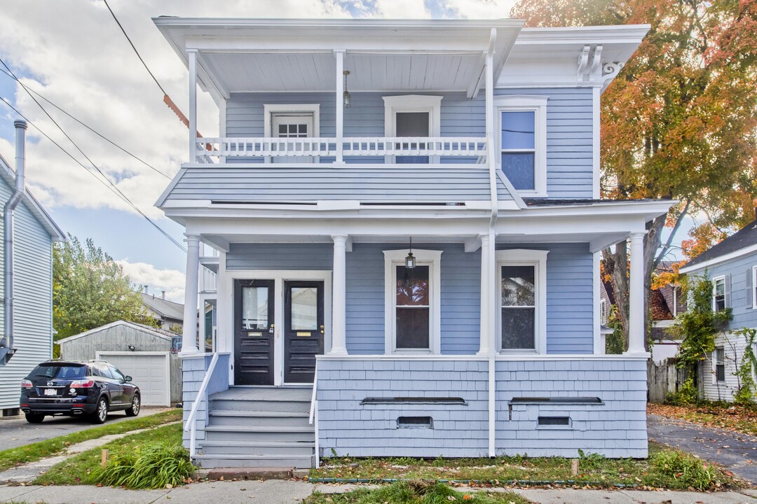 23 Pleasant St, Unit 25 pleasant st in Chicopee, MA - Foto de edificio